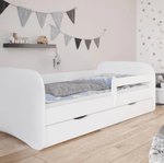 Weißes Bett mit Matratze und Latten