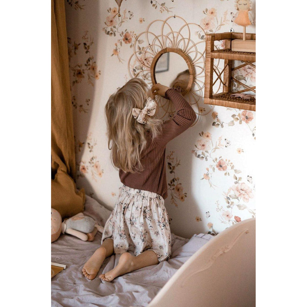 Floral Vintage Wallpaper – Cozy Nursery